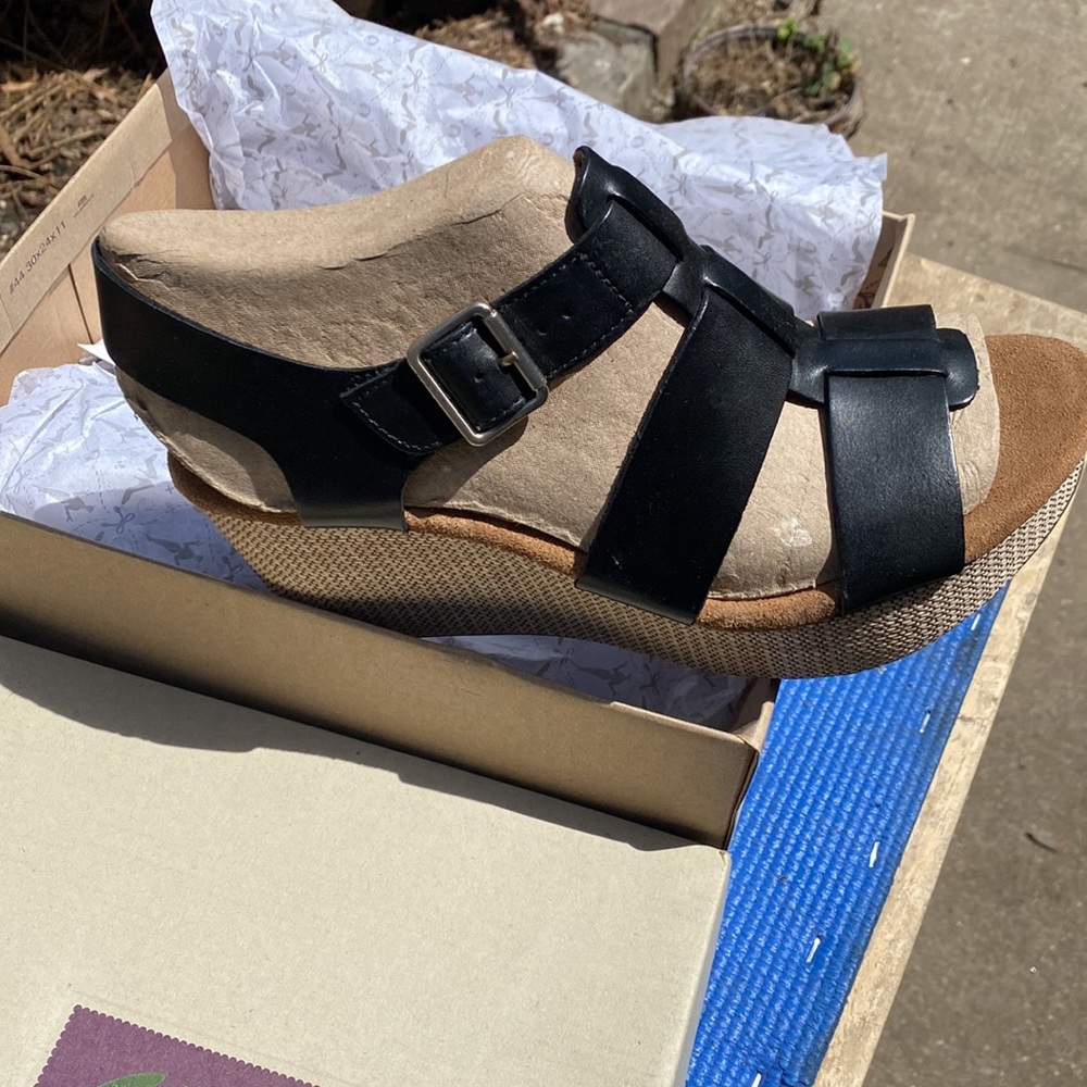 CLARKS Women's Calsynn Reece Sandal 9.5M (26105697)--Final Sale
